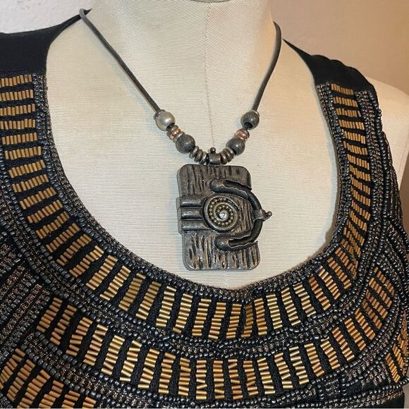 Camera necklace in multi metal with "gem" lens - Picture 4 of 6